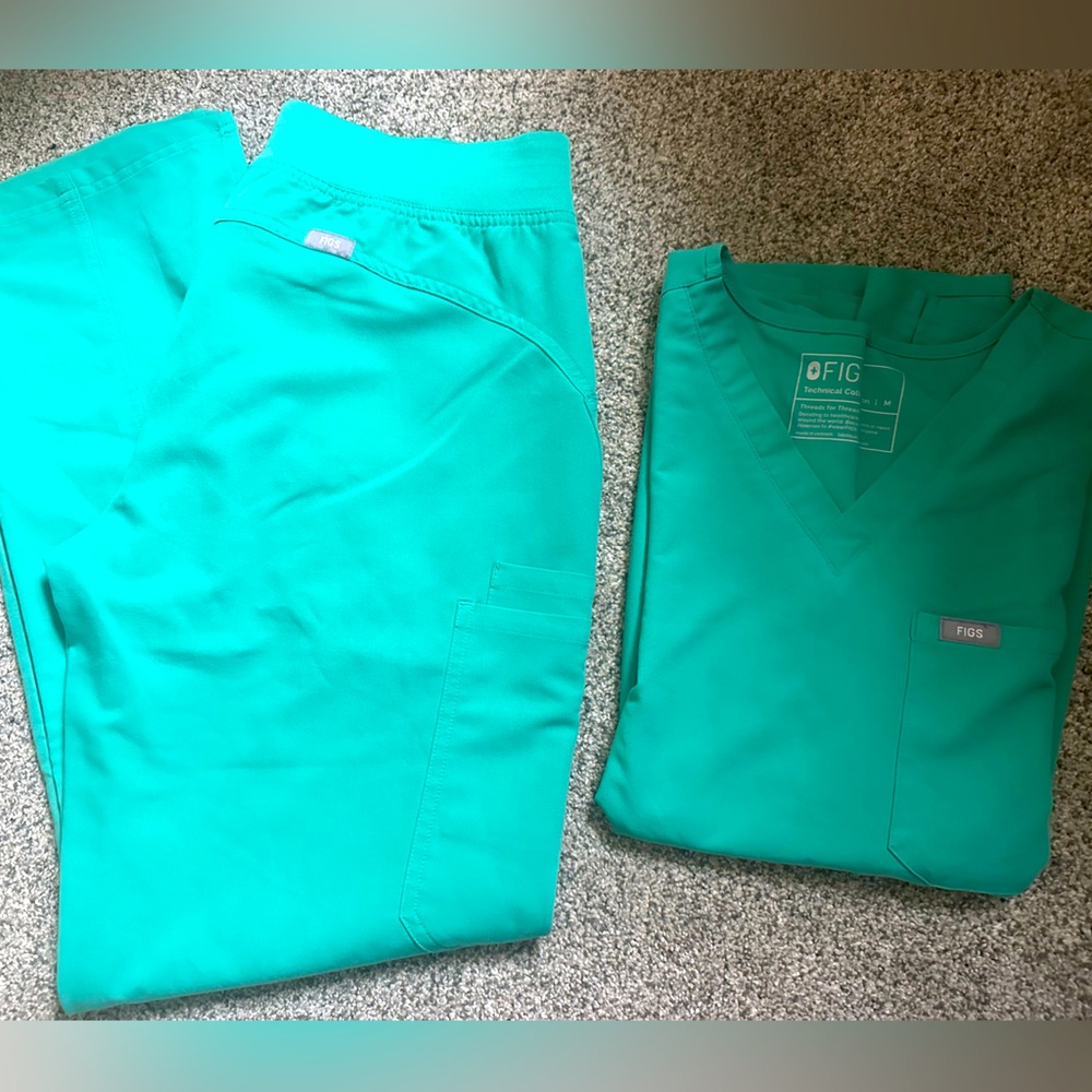 figs scrubs set women’s size medium top size medium bottom color surgical green